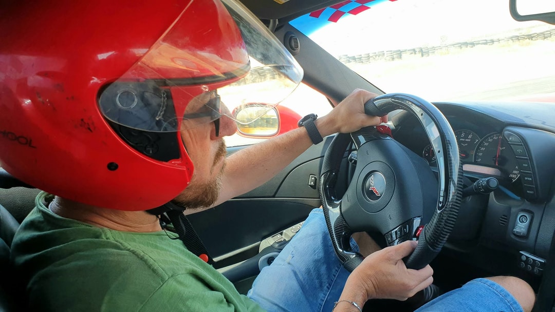 מדריך EXR נוהג עם קסדה - שיעור נהיגה במסלול