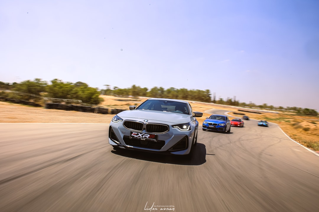 BMW של EXR מובילה את רכבי EXR בפנייה במסלול ערד