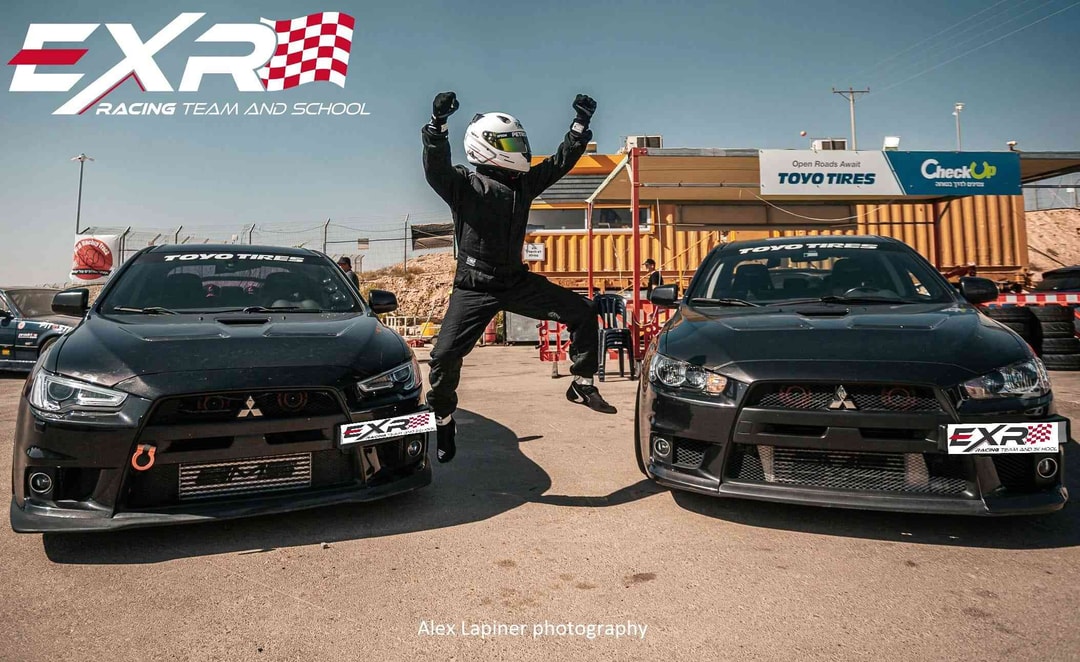 נהג קופץ משמחה בין שני רכבי EVO X