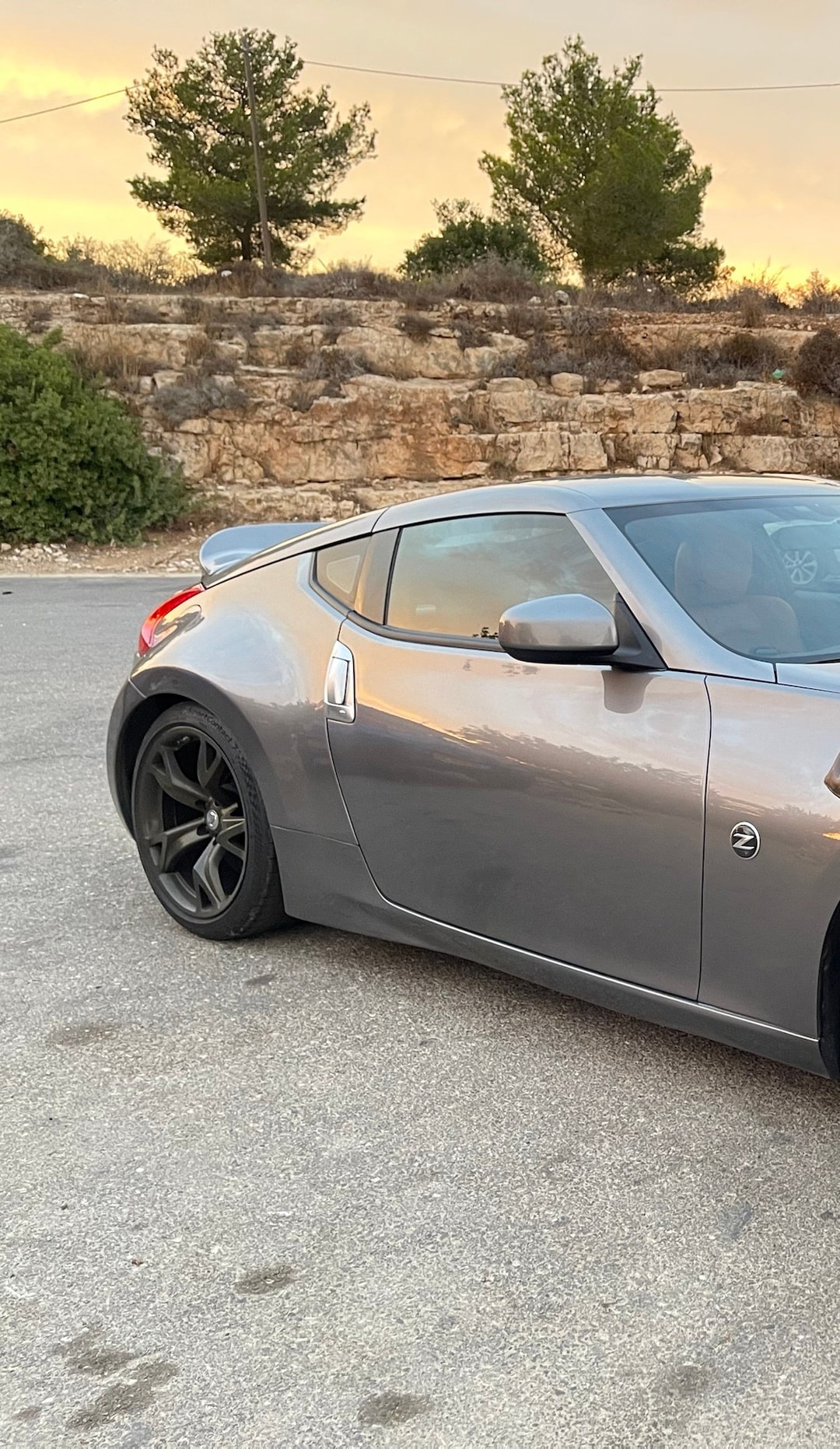 ניסאן 370Z של EXR מאחור בשקיעה, בנס הרים