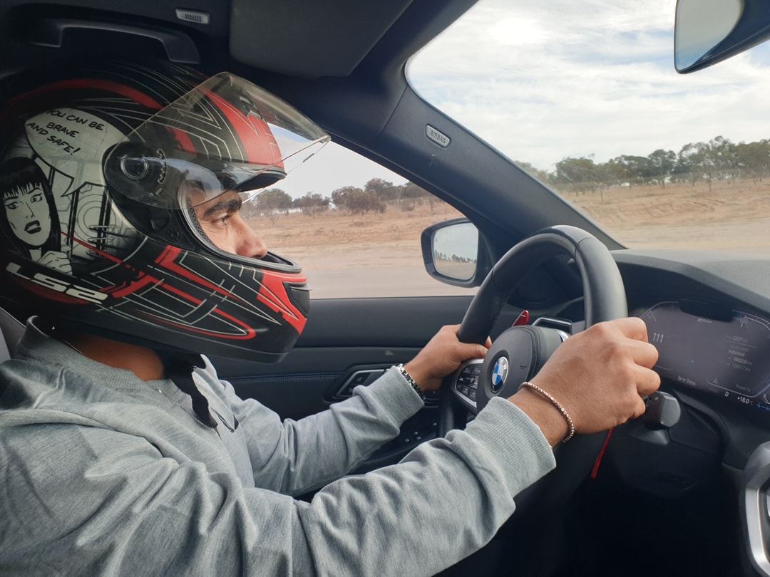 נהג עם קסדה מאחורי ההגה של EVO X