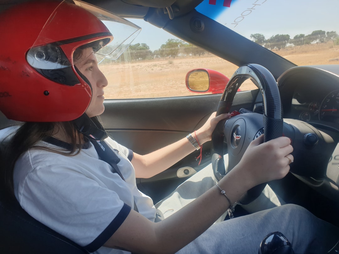 לקוחה עם קסדה נוהגת בקורבט