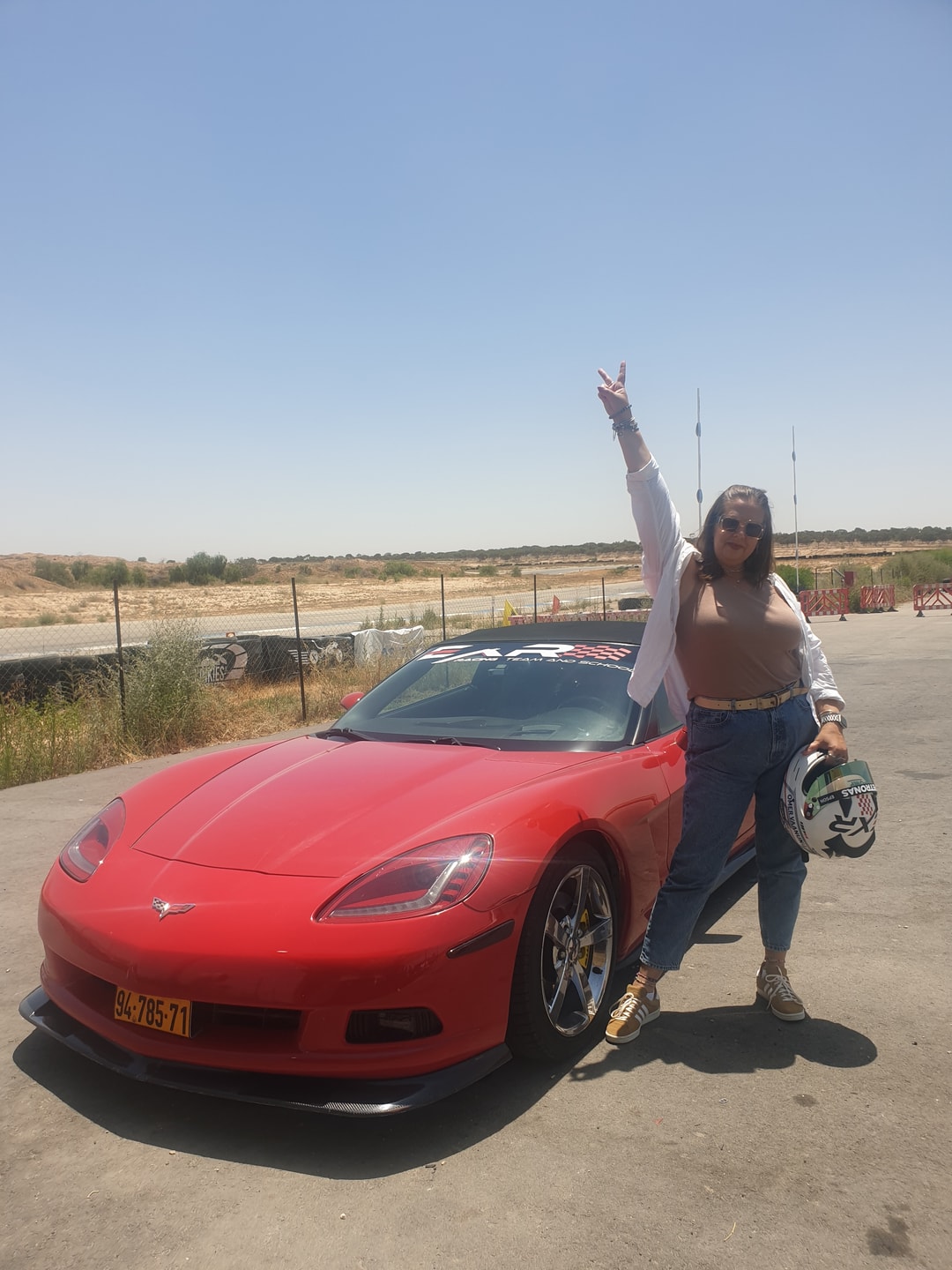 לקוחה מרימה יד בשמחה ליד הקורבט