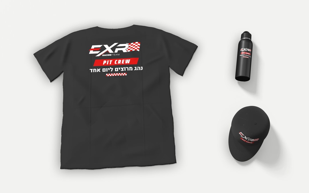 קולקציית Pit Crew: כובע, חולצה ובקבוק מים בשחור עם לוגו EXR ופס Pit Crew אדום