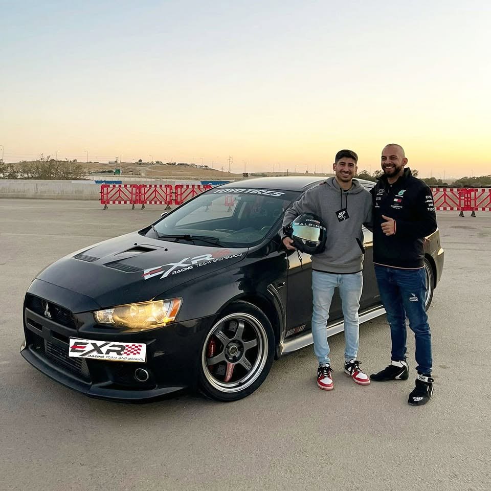 לקוח ומדריך EXR ליד EVO X, בשקיעה