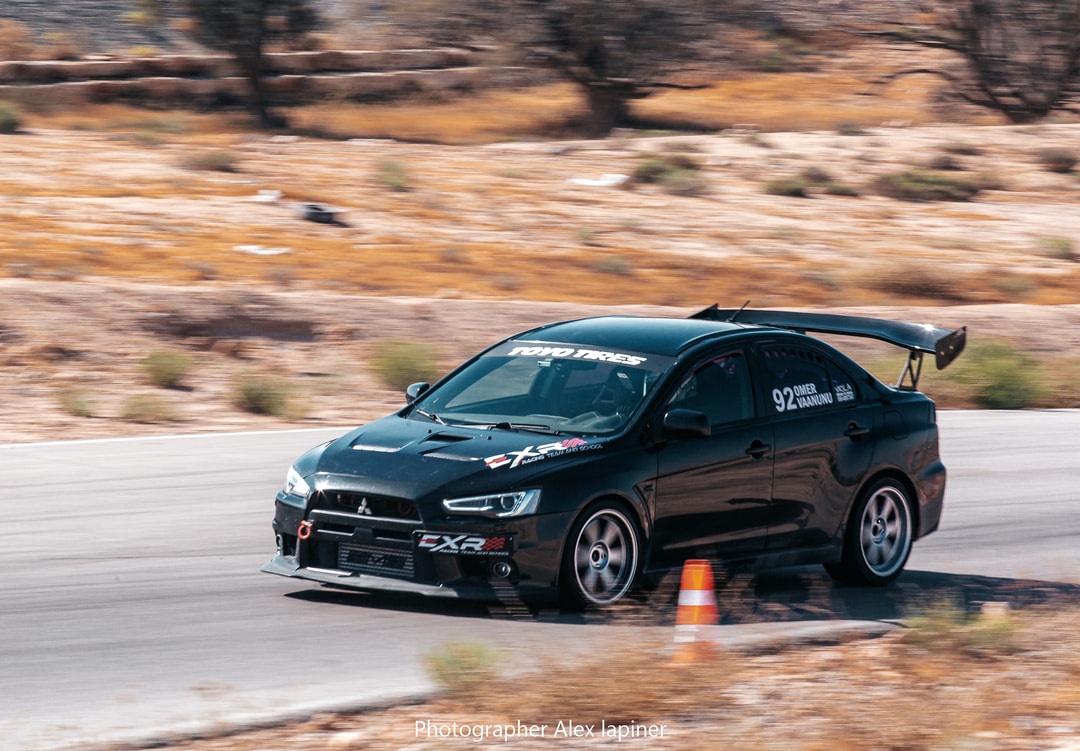 EVO X של EXR בפנייה חדה ליד קונוסים