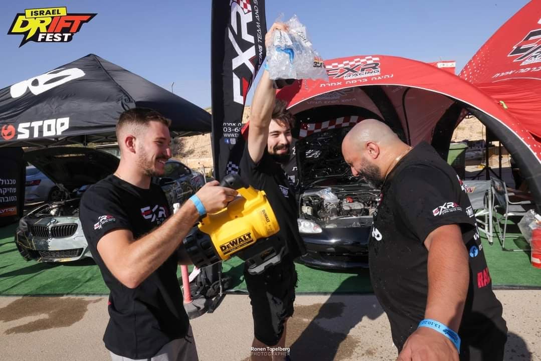צוות EXR חוגג ליד הגזיבו באירוע Israel Drift Fest