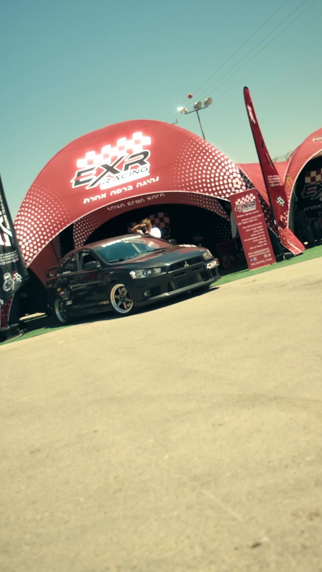 גזיבו EXR עם דגלים ומיצובישי EVO X בפתח