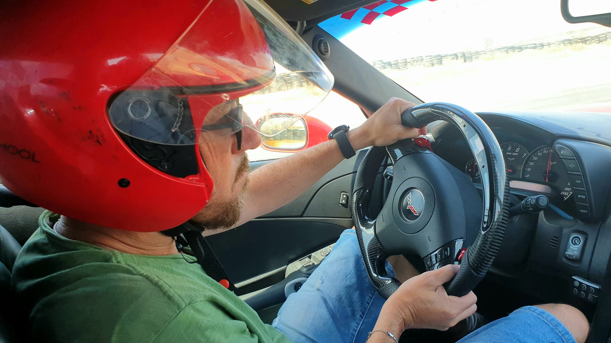 מדריך EXR נוהג עם קסדה — שיעור נהיגה במסלול