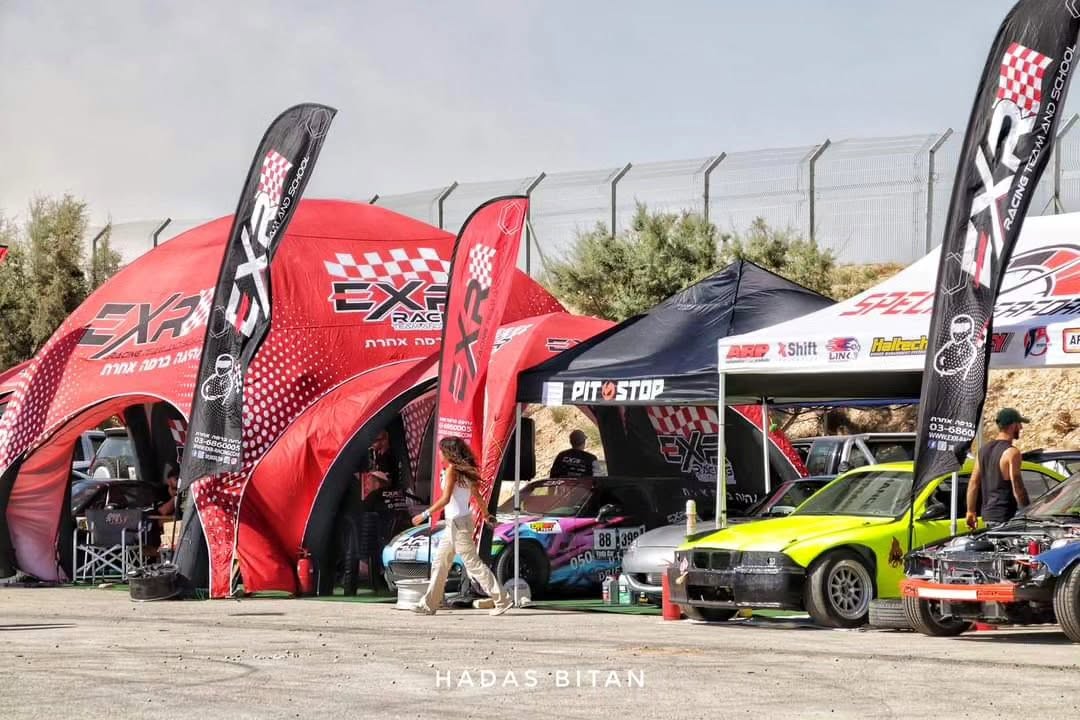 עמדת EXR ב-Israel Drift Fest — רכב דרייפט צבעוני ו-BMW צהוב
