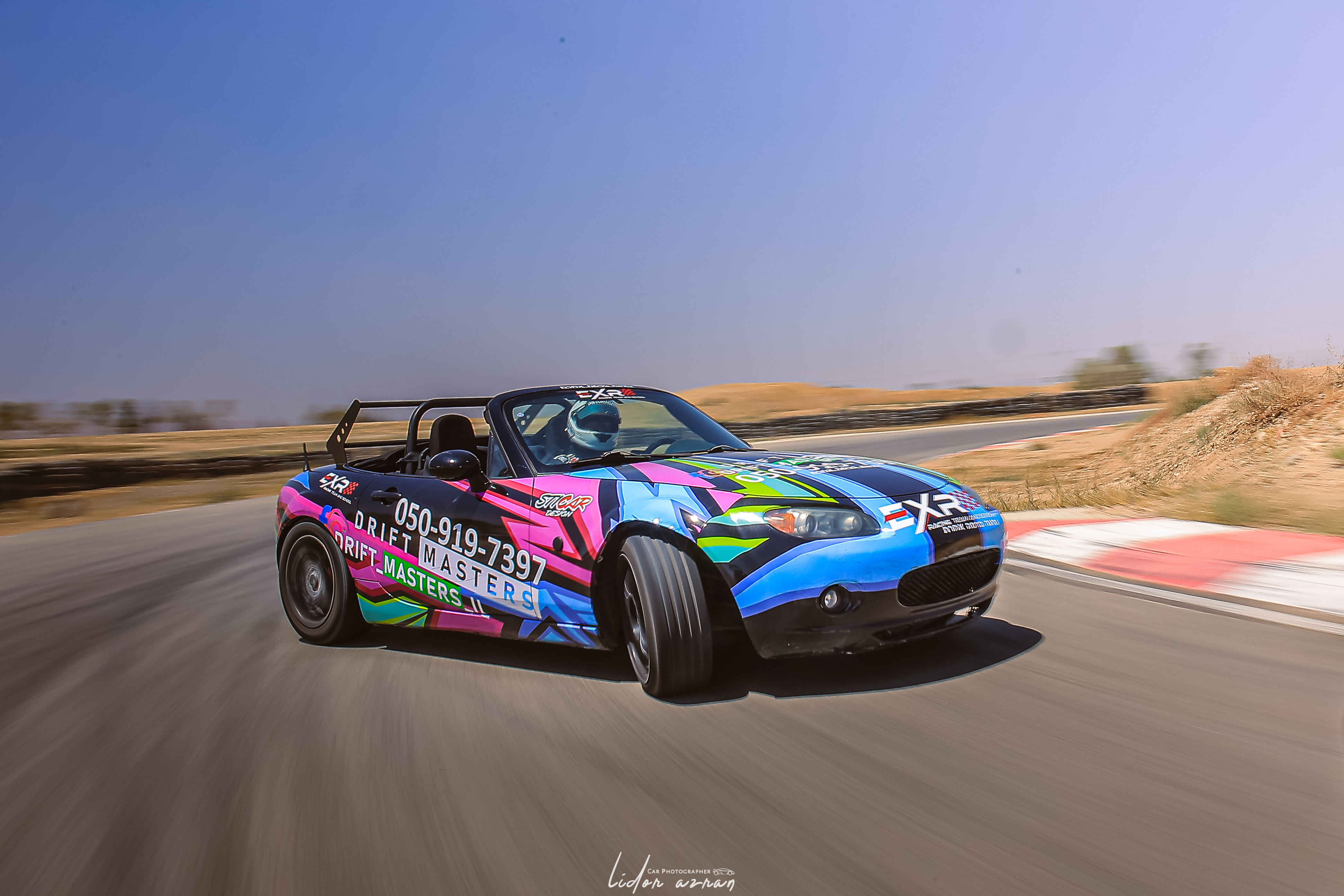 דרייפט MX-5 של EXR בפעולה, תאורה צבעונית באירוע