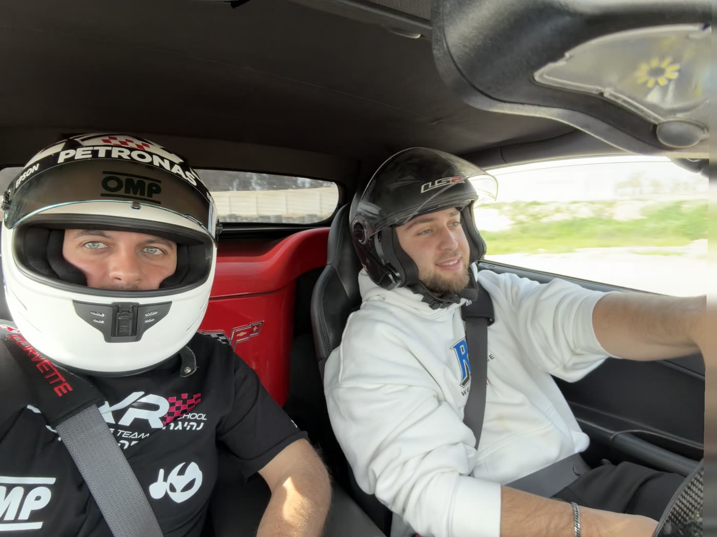 לקוח EXR Racing ליד רכב הספורט — מתנה לאבא