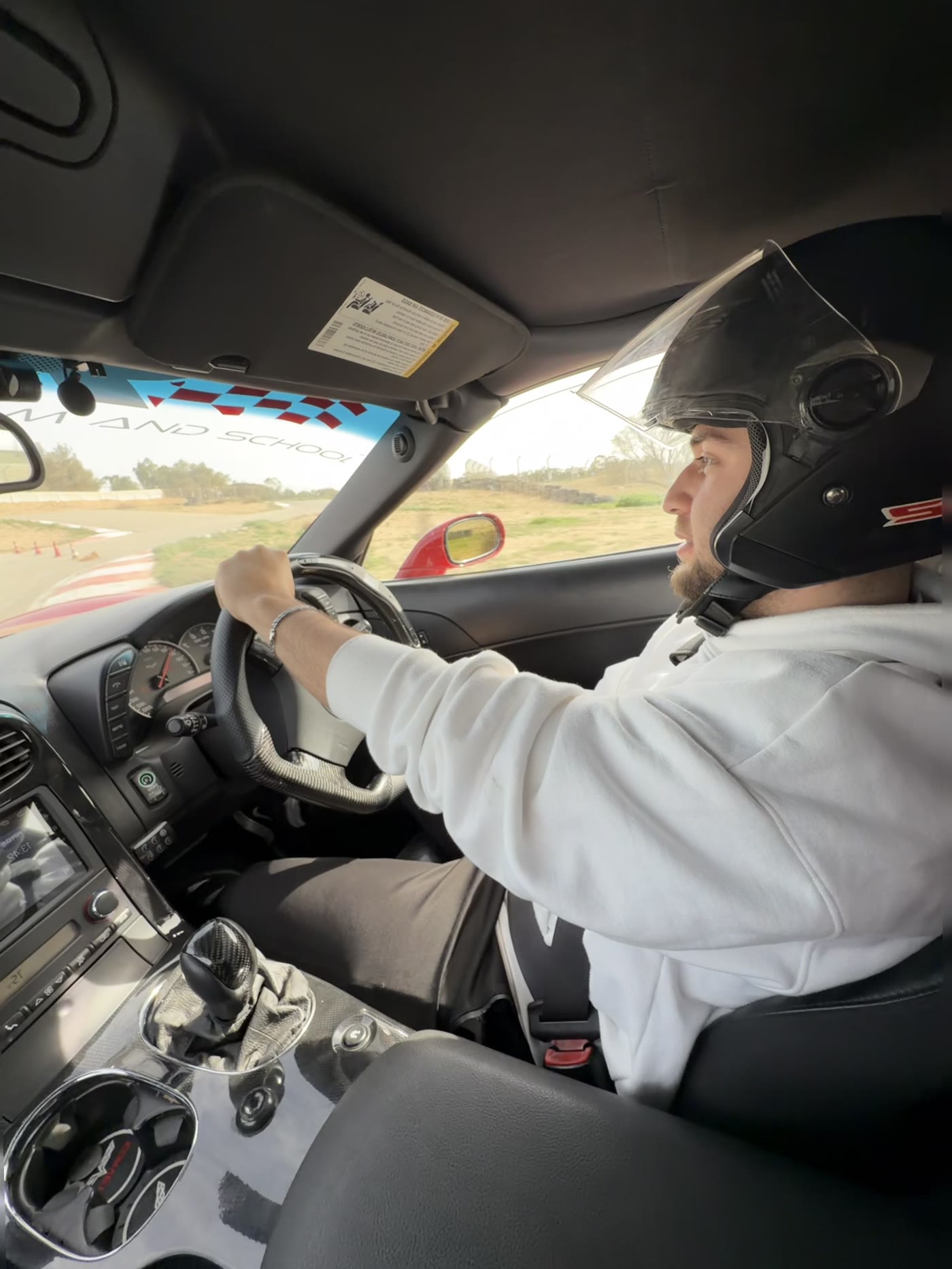לקוח צעיר של EXR Racing ליד רכב ספורט — מתנה לשחרור מהצבא
