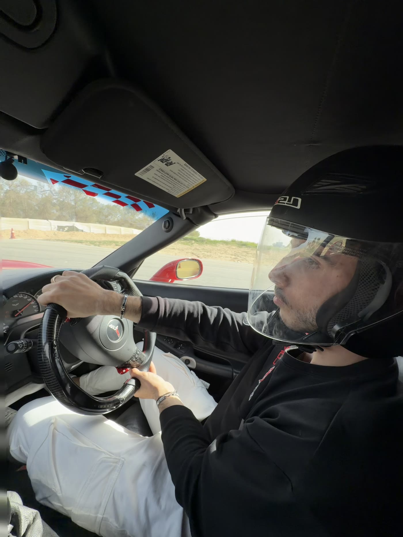 לקוח EXR Racing רגע לפני חוויית נהיגה — מתנה לבעל